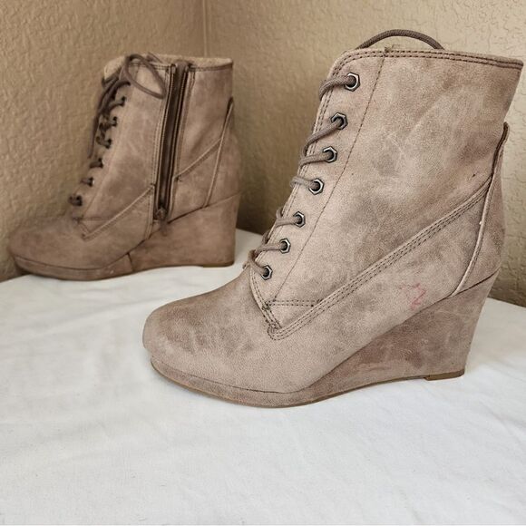 Report- Women’s Tan Poet Shearling Lined Lace-up Size Zip Booties, Size 7 - Picture 5 of 13